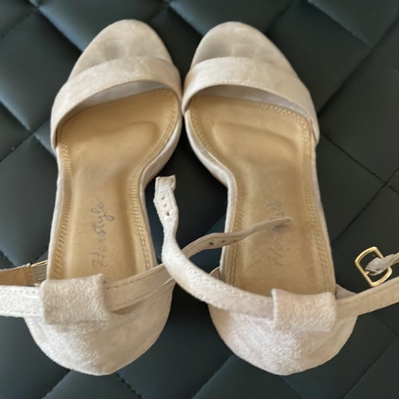 •HEELS• - Picture 5 of 6